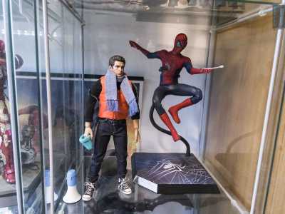 � infine evidente che il collezionista ami accostare i suoi miti ai loro alter ego: lo ha fatto per esempio con l'Uomo Ragno abbinato a Peter Parker...